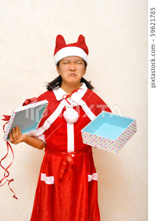 打開禮物的聖誕老人服裝的女孩 打開禮物的聖誕老人服裝的女孩 59621785