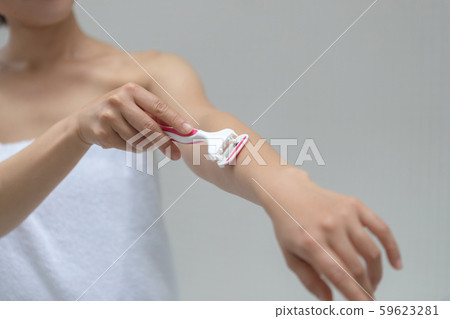 removal of unwanted hair, razor, arm 59623281