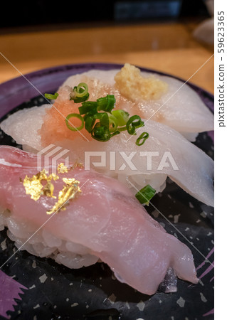 傳送帶壽司三種什錦白肉冰見紅比目魚ha川ma特寫 傳送帶壽司三種什錦白肉冰見紅比目魚ha川ma特寫 59623365