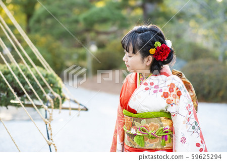 Kimono woman Japanese garden 59625294