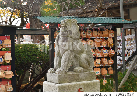 Taking pictures of the Yukura Shrine precincts in Yunokawa, Hakodate City, Hokkaido in late autumn Taking pictures of the Yukura Shrine precincts in Yunokawa, Hakodate City, Hokkaido in late autumn 59625857