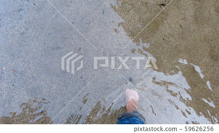 腳在水中埋在沙子裡 59626256