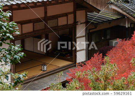 It is the porch of Ankokuji Temple, which is famous for Enkianthus perulatus. 59629161