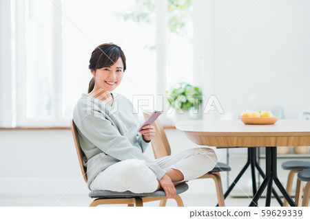 一位年輕女士（智能手機） 59629339