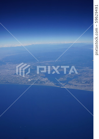 從太平洋俯瞰哈馬納湖的鳥瞰圖 59629491
