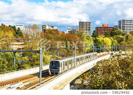 仙台地鐵東西線和秋天的仙台全景 59629492