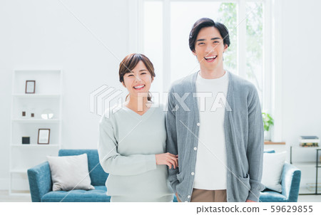 一對年輕夫婦 59629855
