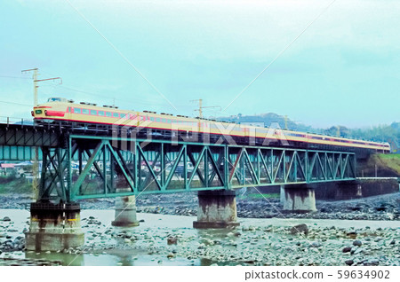 When a limited express on an iron bridge When a limited express on an iron bridge 59634902