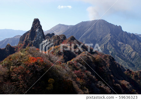 Aso Godake, Nekodake, climbing from the Todo climbing entrance to the Nekodake east peak, autumn scenery of the Oto ridge route Aso Godake, Nekodake, climbing from the Todo climbing entrance to the Nekodake east peak, autumn scenery of the Oto ridge route 59636323