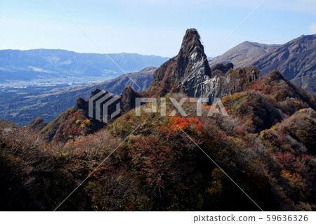 Aso Godake, Nekodake, climbing from the Todo climbing entrance to the Nekodake east peak, autumn scenery of the Oto ridge route Aso Godake, Nekodake, climbing from the Todo climbing entrance to the Nekodake east peak, autumn scenery of the Oto ridge route 59636326