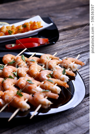 Boiled shrimp in a black plate on gray boards. 59636397