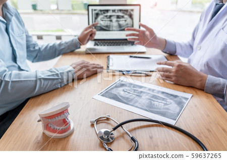 Medical team discussing, health care talking to Medical team discussing, health care talking to 59637265