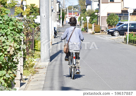 騎自行車的老人 騎自行車的老人 59637887