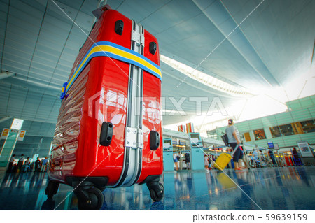 紅色手提箱被安置在機場 59639159