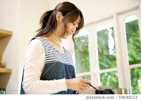 Image of woman cooking in the kitchen 59640222