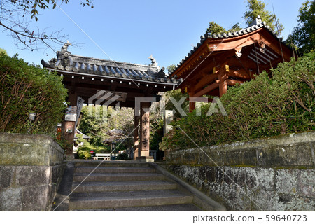 Byodo-ji temple gate and bell tower Byodo-ji temple gate and bell tower 59640723