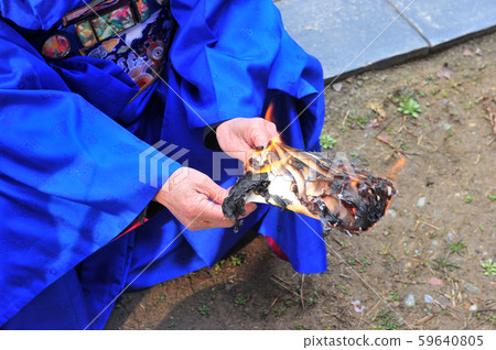 The burning gate 59640805