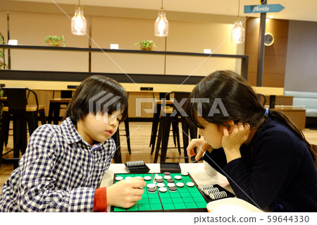 小孩在玩奧賽羅 小孩在玩奧賽羅 59644330