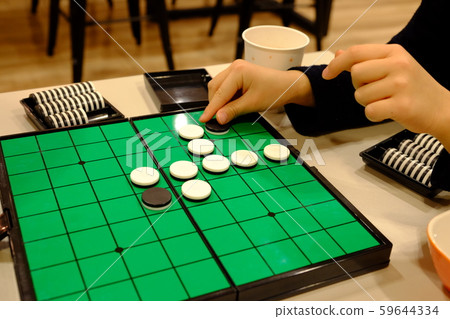 孩子的手玩奧賽羅遊戲 孩子的手玩奧賽羅遊戲 59644334