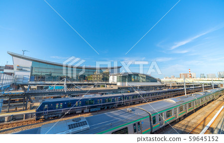 日本SOTETSU西橫濱站和火車橫濱城市景觀的視圖 59645152