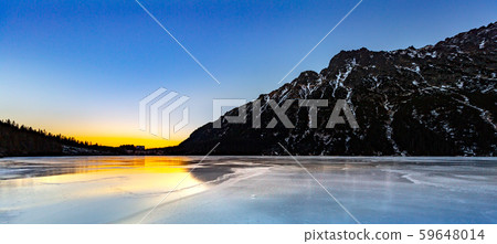 Eye of the Sea lake in Tatra mountains at sunset in a winter evening, Poland 59648014