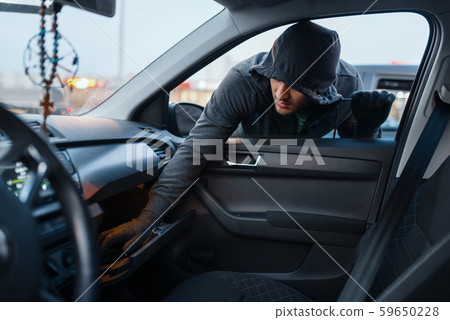 Car robber steals women's handbag, stealing 59650228