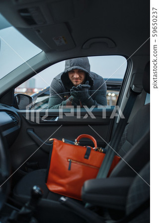 Car robber steals women's handbag, stealing 59650237