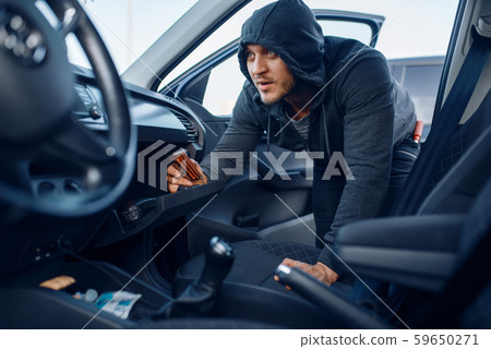 Car robber takes the wallet, stealing 59650271