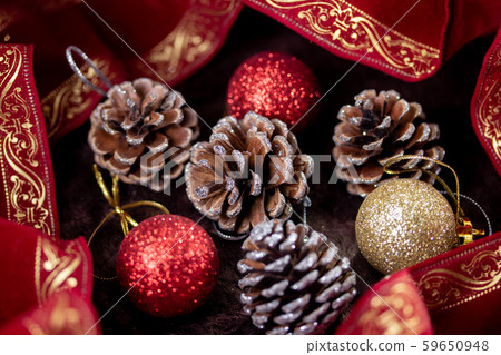 松果飾品和天鵝絨緞帶 59650948