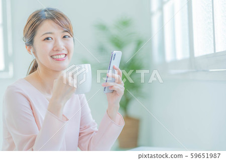 年輕女子智能手機耳機 年輕女子智能手機耳機 59651987