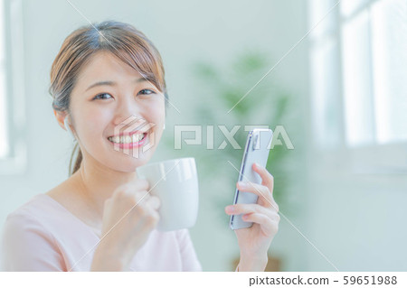 年輕女子智能手機耳機 年輕女子智能手機耳機 59651988