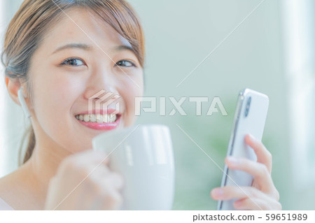 年輕女子智能手機耳機 年輕女子智能手機耳機 59651989
