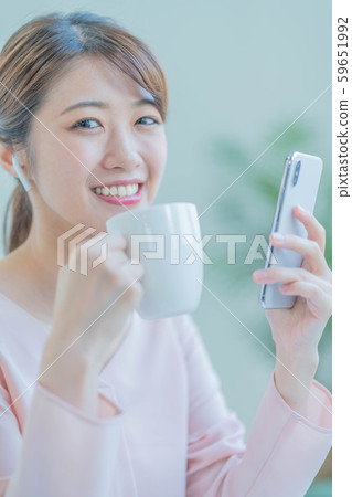 年輕女子智能手機耳機 年輕女子智能手機耳機 59651992