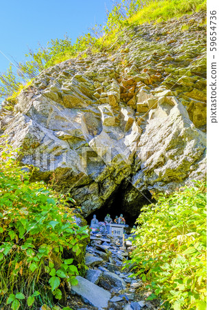 Tamago Iwaya and blue sky (vertical) 59654736