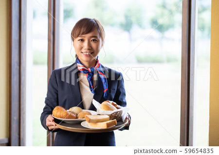 在餐廳工作的女服務員(麵包) 在餐廳工作的女服務員(麵包) 59654835