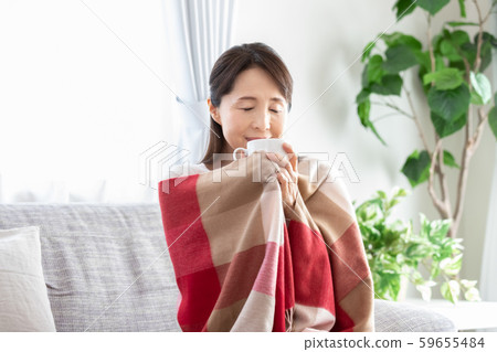 Middle woman teatime 59655484