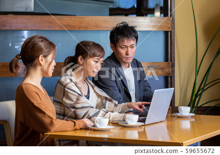 Friends to meet at a restaurant Friends to meet at a restaurant 59655672