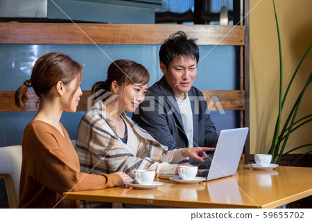 Friends to meet at a restaurant 59655702