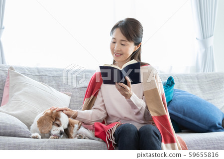 Middle woman reading 59655816