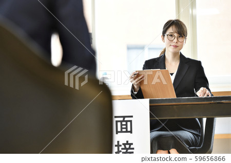 面試圖片女考官和考生身後 59656866