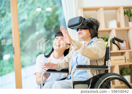 Recreation VR virtual reality nursing image senior day care care worker nursing home Recreation VR virtual reality nursing image senior day care care worker nursing home 59658042