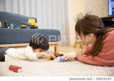 房子父母子女媽媽孩子玩汽車玩具 59659204