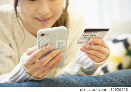 女士們編織躺下智能手機智能手機手機卡信用卡 59659228