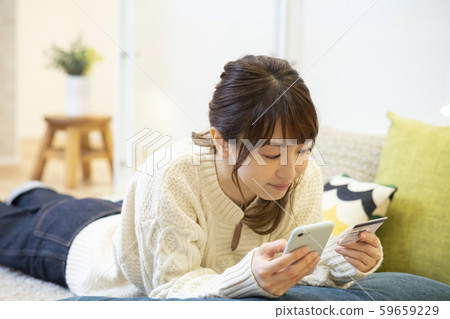 女士們編織躺下智能手機智能手機手機卡信用卡 59659229