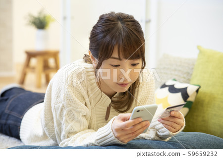 女士們編織躺下智能手機智能手機手機卡信用卡 女士們編織躺下智能手機智能手機手機卡信用卡 59659232