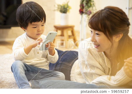 Parent and child mom child smartphone smartphone watch Parent and child mom child smartphone smartphone watch 59659257
