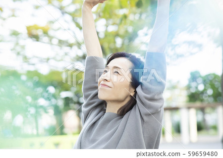 婦女伸展戶外伸展 婦女伸展戶外伸展 59659480