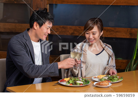 Men and women eating in a restaurant 59659859