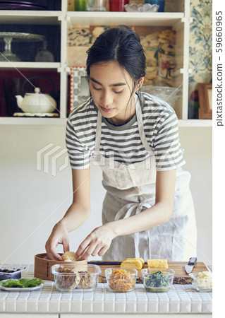 Women's lifestyle Lunch box making 59660965