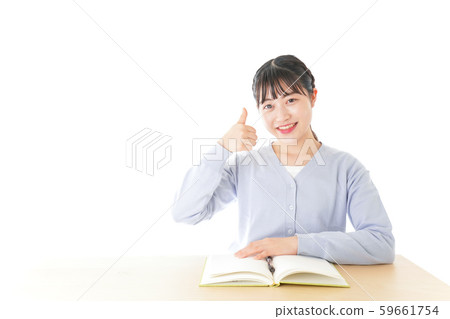 學習時指向她的手指的年輕女學生 59661754